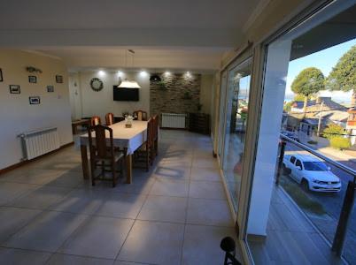 un comedor con una mesa y un coche blanco en Pinar suites, en San Carlos de Bariloche