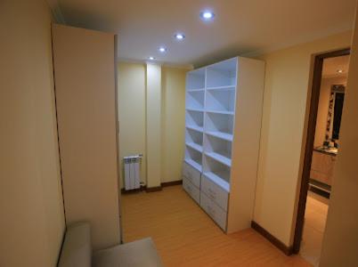 Pinar suites في سان كارلوس دي باريلوتشي: ممر مع غرفة مع خزانة مع رفوف