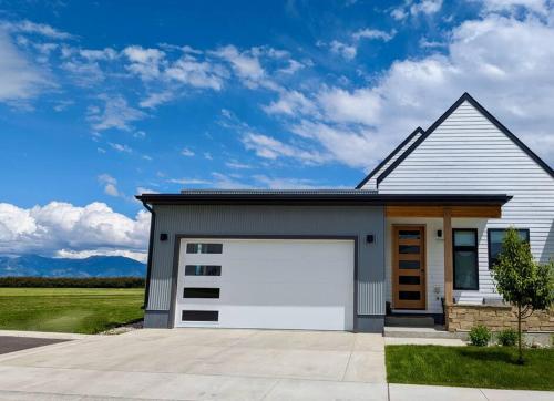ボーズマンにあるNew 3BR condo in Bozeman w/ mtn views and trailsの白いガレージ付き小屋