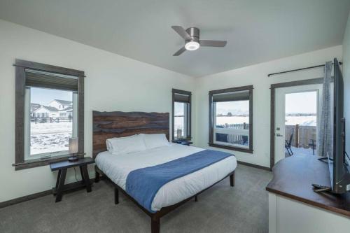 New 3BR condo in Bozeman w/ mtn views and trailsにあるベッド