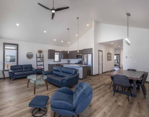 ボーズマンにあるNew 3BR condo in Bozeman w/ mtn views and trailsの青いソファとテーブル付きの広いリビングルーム