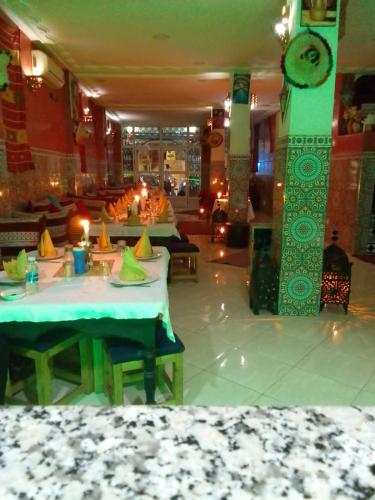 Restoran atau tempat lain untuk makan di Hôtel Restaurant Dar Al Madina
