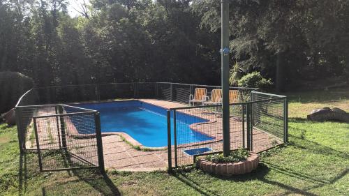 una jaula de bateo alrededor de una pequeña piscina en Villa Vazquez - Chalet con Quincho en La Falda