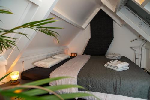 a bedroom with a bed with two towels on it at Sfeervol verblijf nabij centrum Almelo in Almelo