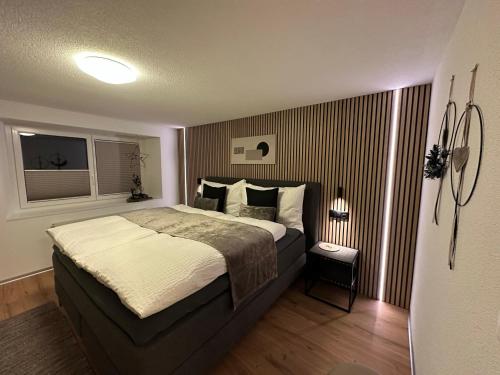 Un dormitorio con una cama grande y una ventana en Apartment Enzian, en Saas-Grund