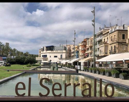 a sign that reads la serbia in front of a city at Apartamento en el barrio marítimo del Serrallo in Tarragona