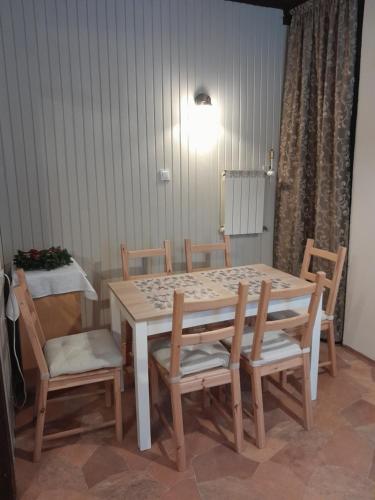 Dom w Milówce في ميلوفكا: طاولة بأربعة كراسي وطاولة واضاءة