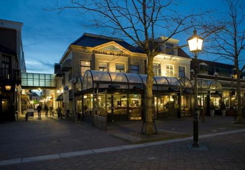 a building with a street light in front of it at City Hotel de Jonge in Assen