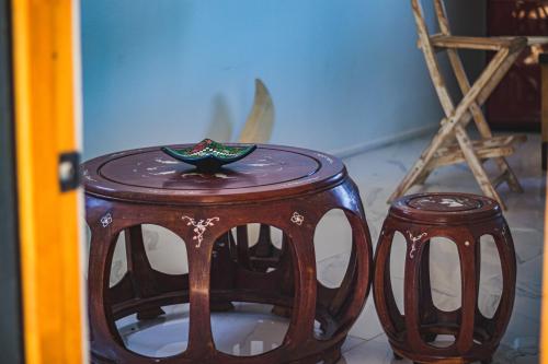 a wooden table with a star on it next to a stool at La Mar Box 7 frente al Mar - Parejas in Pichilemu