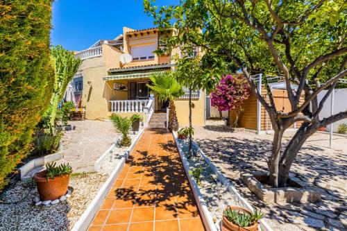 Paraíso Familiar en Marisol Park Bungalow con Piscina, Tenis y Parking