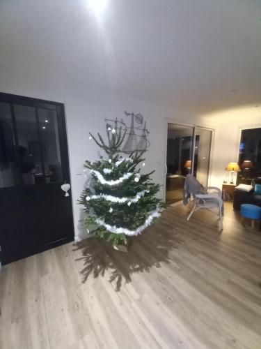 a christmas tree in the middle of a living room at La désirée à Noirmoutier in Noirmoutier-en-l'lle