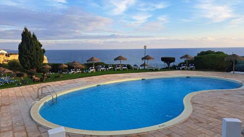 uma piscina com vista para o oceano em Casa da Rocha em Armação de Pêra