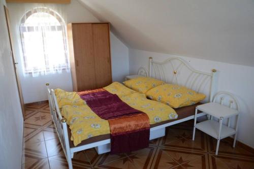 Schlafzimmer mit einem Bett, einem Tisch und einem Fenster in der Unterkunft Chalupa Ohře in Libochovice
