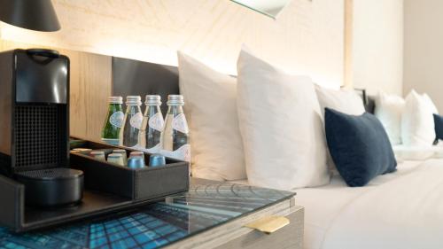 una habitación de hotel con una mesa con botellas en una cama en Roomza Times Square at Pestana CR7, en Nueva York