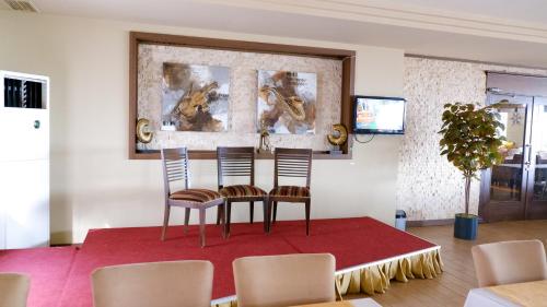 a dining room with two chairs and a table at Hotel Labella Bergama in Bergama