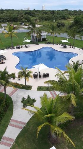 una vista aérea de una gran piscina con palmeras en Playa Blanca Coral Park, en Río Hato