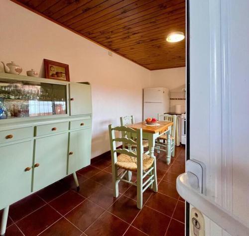 una cucina con tavolo e una sala da pranzo di El Cencerro - Casa de Campo a Villa Lía