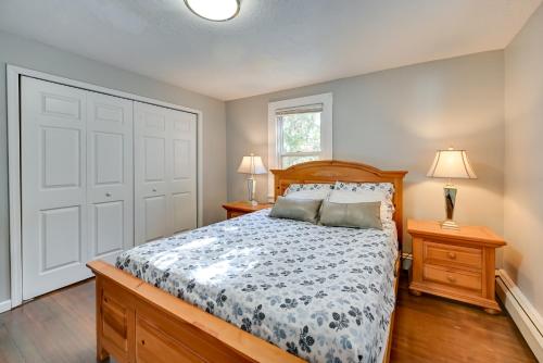 una camera con un letto e due lampade e una porta di Family-Friendly Avon Home 10 Mi to Hartford! ad Avon