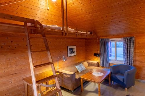 Ein Sitzbereich in der Unterkunft Henningsvær Rorbuer