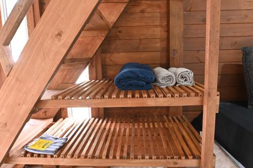 - un sauna en bois avec des serviettes dans l'établissement Chalé pertinho de Jurerê Ch1, com Fire Stick, à Florianópolis