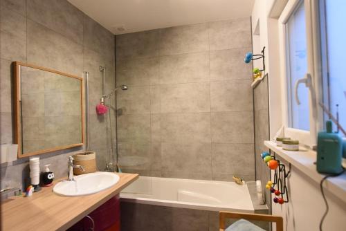 Phòng tắm tại Maison cosy dans le centre ville de Lens