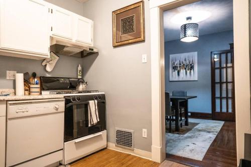 uma cozinha com um fogão e uma sala de jantar em Townhouse - Private 2nd Floor unit with Patio em Covington