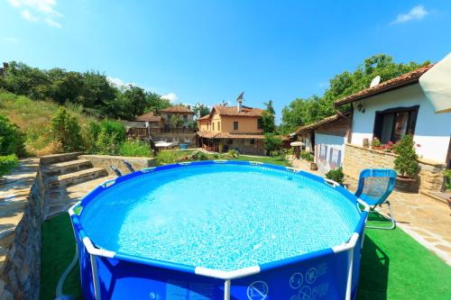 Bazén v ubytování Chamurkov Guest House nebo v jeho okolí