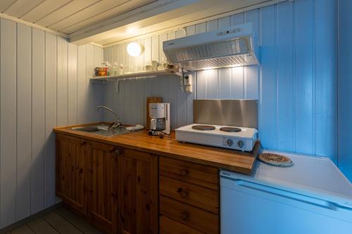 Küche/Küchenzeile in der Unterkunft Henningsvær Rorbuer