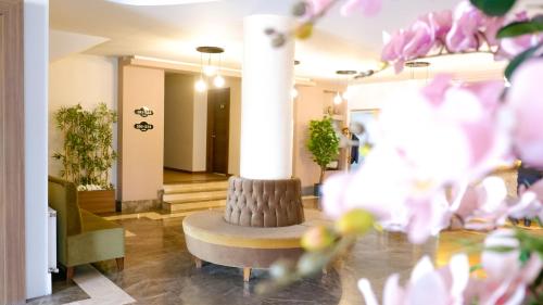 a lobby with a chair and a column at Hotel Labella Bergama in Bergama