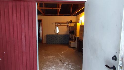 a room with a red door and a bed at Le Paradis Blanc Sauna & Spa in Kortetniemi