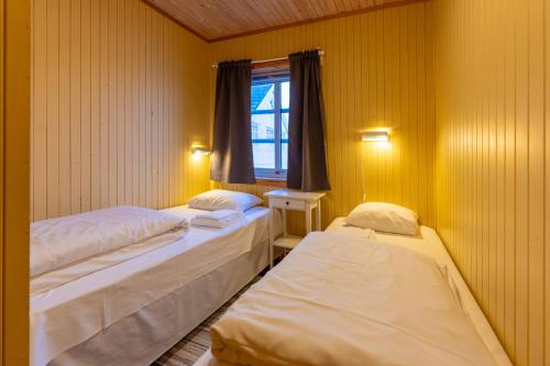 Ein Bett oder Betten in einem Zimmer der Unterkunft Henningsvær Rorbuer