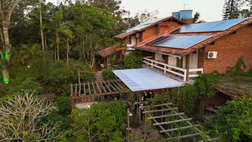 una vista aérea de una casa con paneles solares. en Morada das Bromélias, en Torres