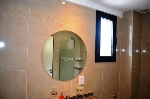 House and Suite Premium في سانتا في: حمام مع مرآة ومغسلة