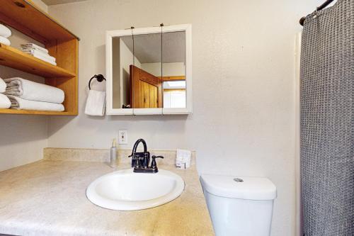 ein Bad mit einem Waschbecken und einem WC in der Unterkunft Blackberry Hollow in Deming