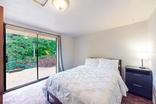 Deming的住宿－Blackberry Hollow，一间卧室设有一张床和一个大窗户