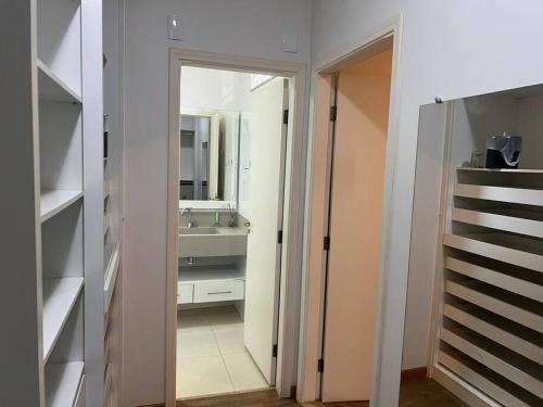 La salle de bains est pourvue d'un lavabo et d'un miroir. dans l'établissement Residencial Bem-te-vi, à Matão