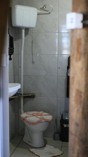 Baño sucio con aseo y lavamanos en Chalé Mar a Vista Conforto e Pé na areia, en Arroio do Silva