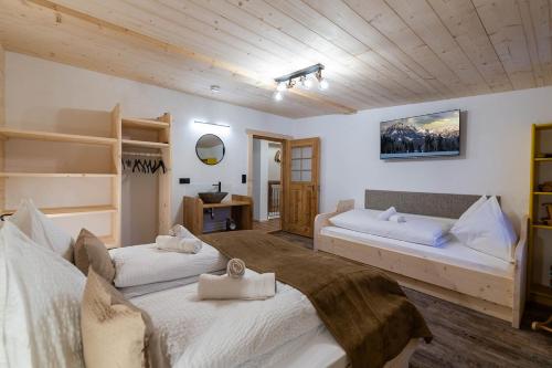 1 dormitorio con 2 camas y techo de madera en Kummerer en Itter