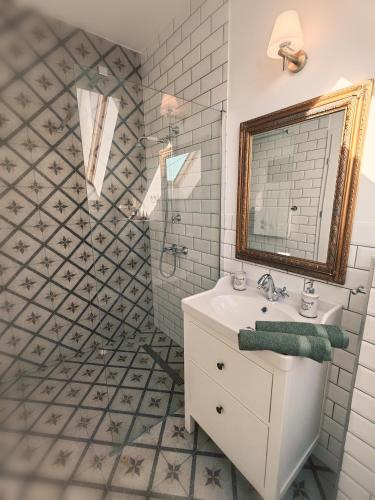a bathroom with a sink and a mirror at Elisoria Superiors in Cserszegtomaj