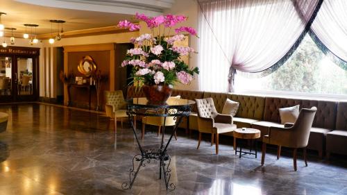 a lobby with a table with a vase of flowers at Hotel Labella Bergama in Bergama