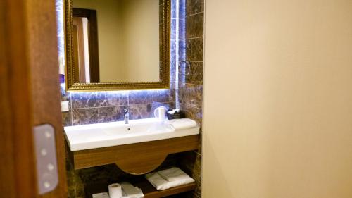 a bathroom with a sink and a mirror at Hotel Labella Bergama in Bergama