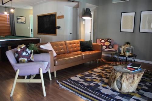 uma sala de estar com um sofá, uma cadeira e uma mesa em El Chuco Home W Pool, Pool Table,15 Min Downtown em El Paso
