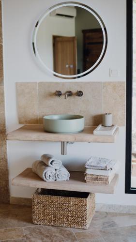 une salle de bain avec un lavabo et un miroir dans l'établissement LE CABANON 2.42, au Thor