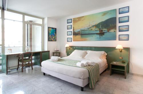 una camera da letto con un letto e un quadro sul muro di Acquario Genova Suite a Genova