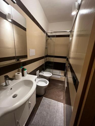 een badkamer met een wastafel en een toilet bij Arechi home in Salerno