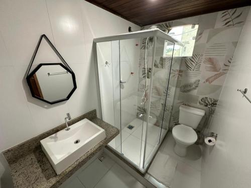 y baño con ducha, aseo y lavamanos. en Pousada Recanto Verdes Mares, en Arraial do Cabo