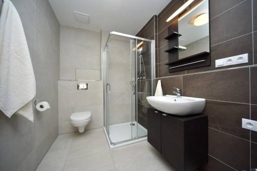 ein Bad mit einer Dusche, einem Waschbecken und einem WC in der Unterkunft Appartment Waltrovka, free parking in Prag