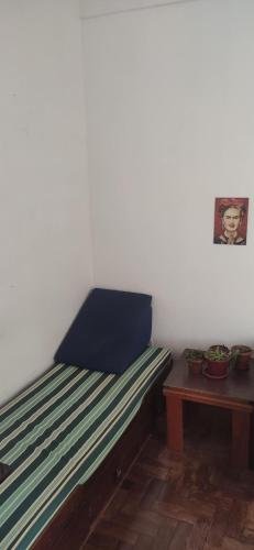 a room with a bed and a table with potted plants at Apt para carnaval em Salvador in Salvador