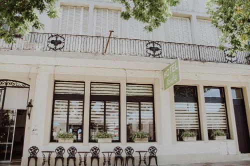 una tienda frente con una fila de ventanas en Hotel Abadia en Gualeguaychú