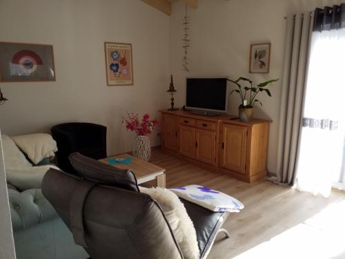 a living room with a couch and a tv at Ferienwohnung Füssel - NICHT FÜR MONTEURE in Bad Staffelstein